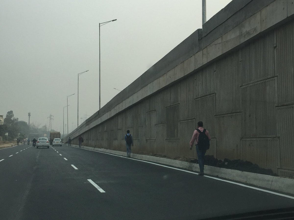 manashuman's tweet photo. RT if you would support a petition making safe pedestrian crossings compulsory every kilometre on all our highways. Driving over 100 kilometre on NH8 yesterday I didn’t see a SINGLE safe crossing for pedestrians. @nitin_gadkari @PMOIndia @NHAIINDIA @HRYVisionZero @cmohry https://t.co/qIsc8XdoaD