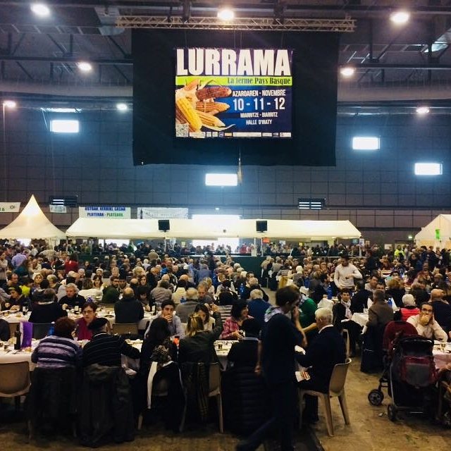 Lurrama's tweet photo. Euskal-Herriko sukaldarien bazkaria hasi da. On egin ! / 
Le repas des chefs du Pays-Basque a commencé. Bon appétit! 
#Lurrama2017 https://t.co/JqB9r5AhQJ
