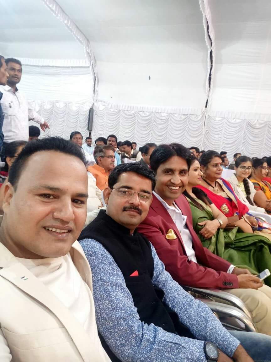 KVupdates's tweet photo. @DrKumarVishwas , @DineshBawra & @tanveerghazi sitting together. #Bangalore #KVupdates #Live https://t.co/Iwnke9gKwo