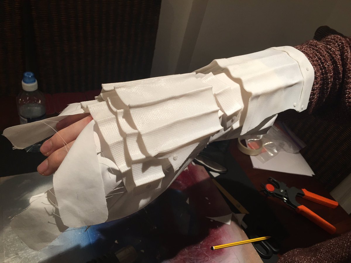 GProIllustrator's tweet image. Stage 2 - Wonderflex armour sculpting complete 😊🎭🎨