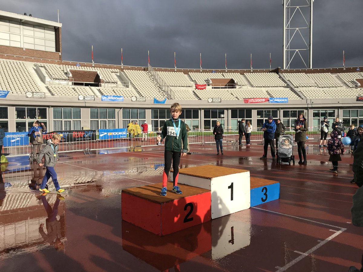 AmsterRus's tweet photo. . Klaar voor de start: Af! π 2de prijs: 1km >8jr 4.17 min π₯πβ¨ @olympisch #stadionloop @PhanosAmsterdam @UNICEFnl @Amstrdam4Unicef #020ontheroad https://t.co/bNJRbzBzRC