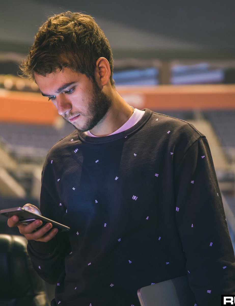 ZeddStyle's tweet photo. Yesterday in EDC Orlando, @Zedd wore a @GStarRAW sweater. It’s the same one that he wore during the True Colors Tour in Colorado. 
(Top Photos - yesterday / Bottom Photos - 2015) #ZeddStyle https://t.co/NVzg8ezdVp