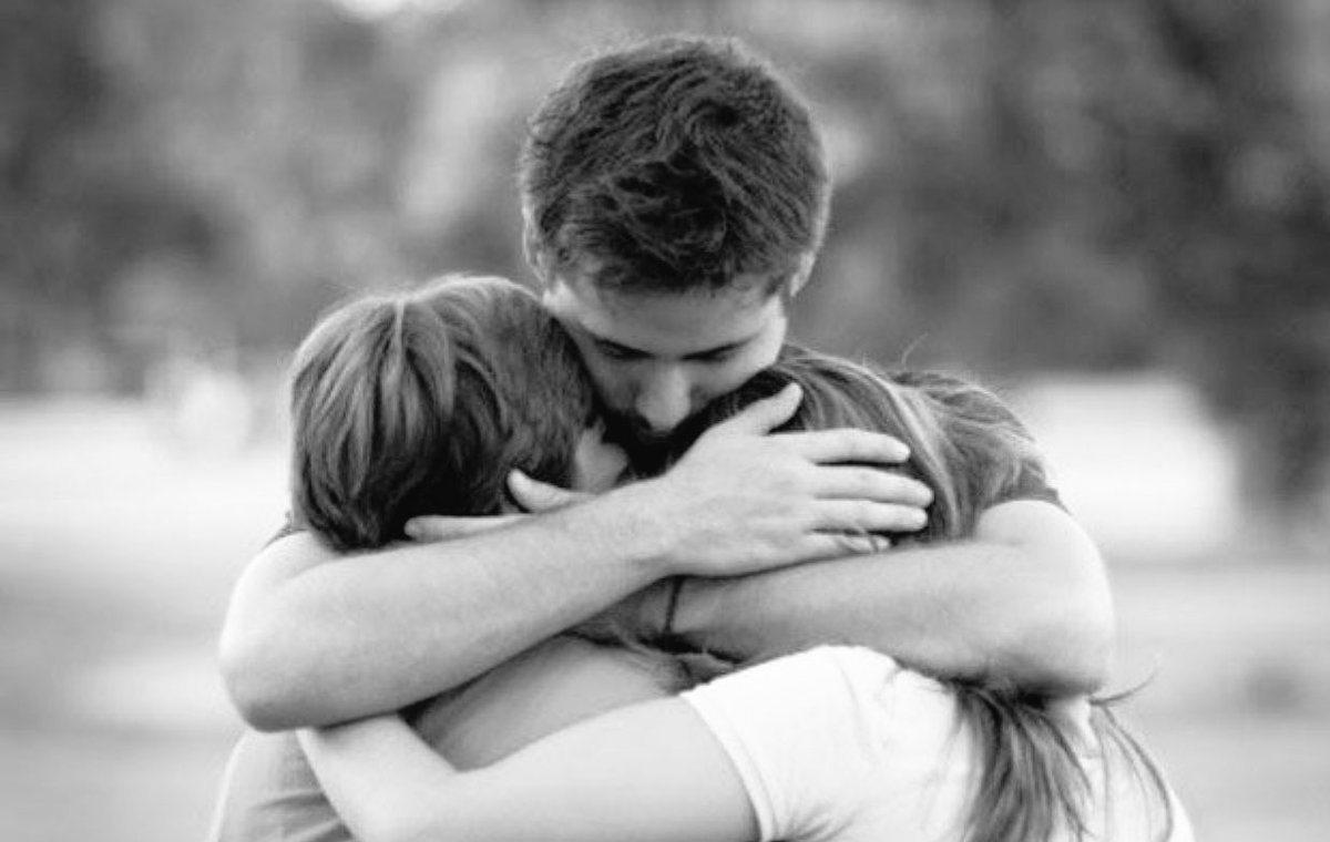 Обнимает девушку. Любовная парочка. Парень обнимает девушку. Объятия картинки красивые э. Крепкие мужские объятия.