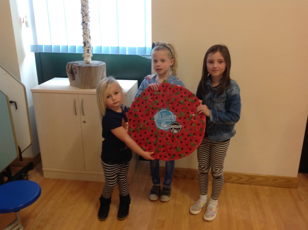 StIsseySchool's tweet photo. Well done to the whole school who created a wreath for Remembrance Day, it has now at our church. #LestWeForget  #RemembranceSunday https://t.co/avZ6EZRrmn