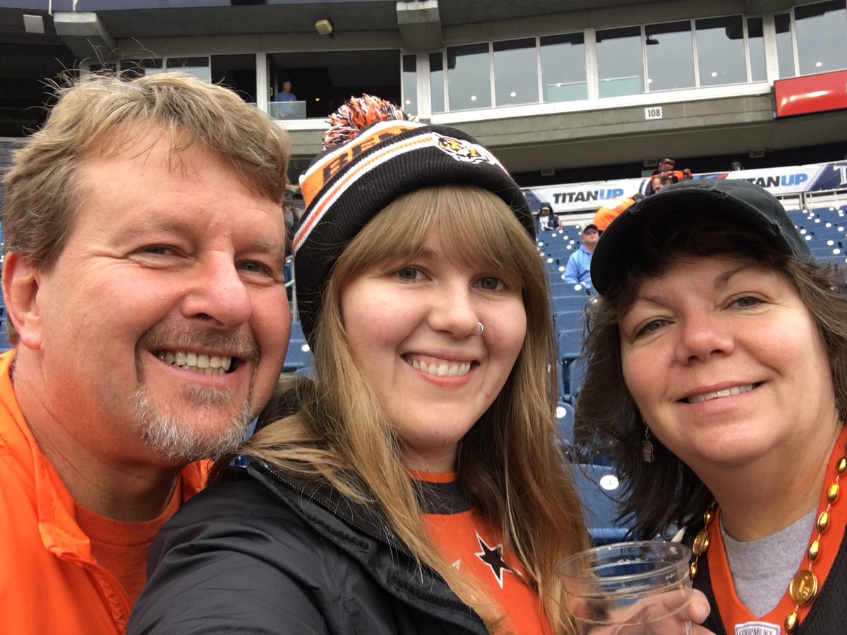 AudreyTurner's tweet photo. #cmtsuperfan #whodey #parentsintown https://t.co/MDKVskjFaa