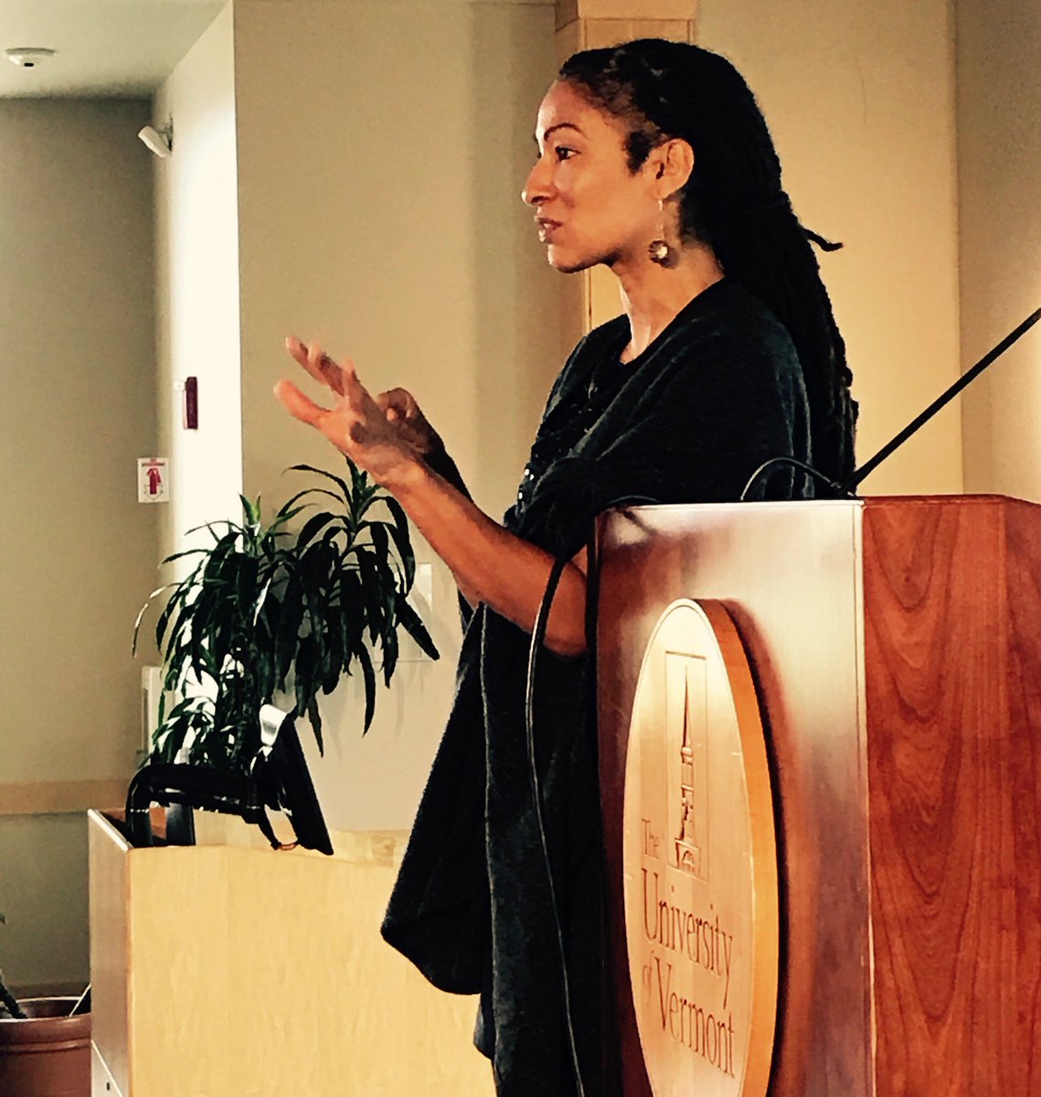msmBTV's tweet photo. Lauren Parren introducing Dr. Ruha Benjamin at 7th Annual Rowland Foundation Conference. #RFCVT17 @RowFn #vted @SBHSVT @weisstuart @BigPictureSB @Queen_Gilmore @802painter @CaitlinSteele3 https://t.co/2GLIQMoAfk