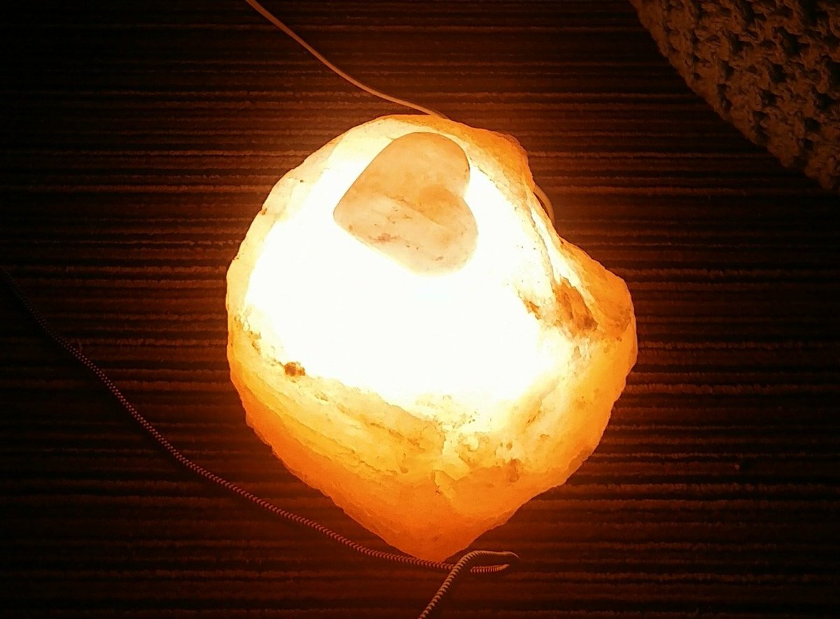 kimjay191's tweet photo. D88 Yr2 #365daysofselfcare dragged myself out of the germ pit today, had some #reiki, bought some wellbeing essences and a beautiful solrox lamp to heal the body. #solrox #healing #essences #feelingcalmer https://t.co/ALoAyFkft5