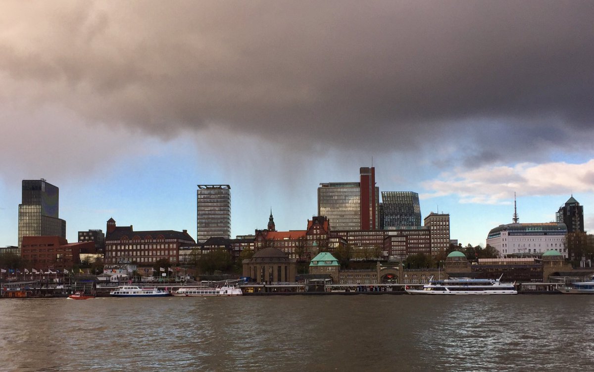 HenryEndemann's tweet photo. Hallo @mein_hamburg ! Sehr schön bei euch! #hh #elbe #wasser #urbanism #hamburg https://t.co/QjJvEnSfSs