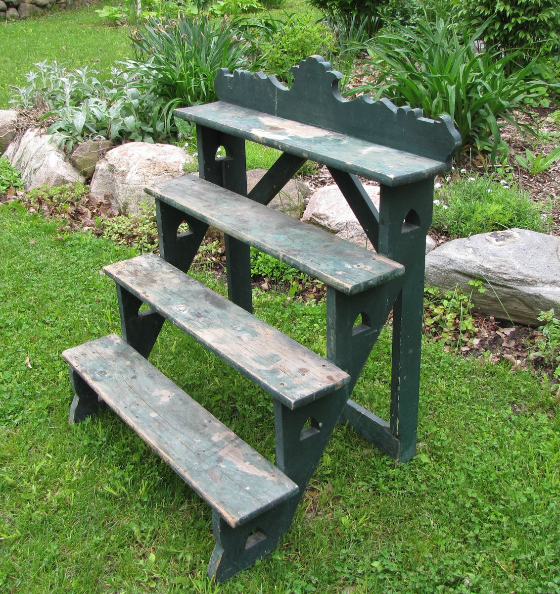 Love the original paint on this antique wood plant stand. Perfect for displaying collections - or for plants: ow.ly/kS0F30guRGh