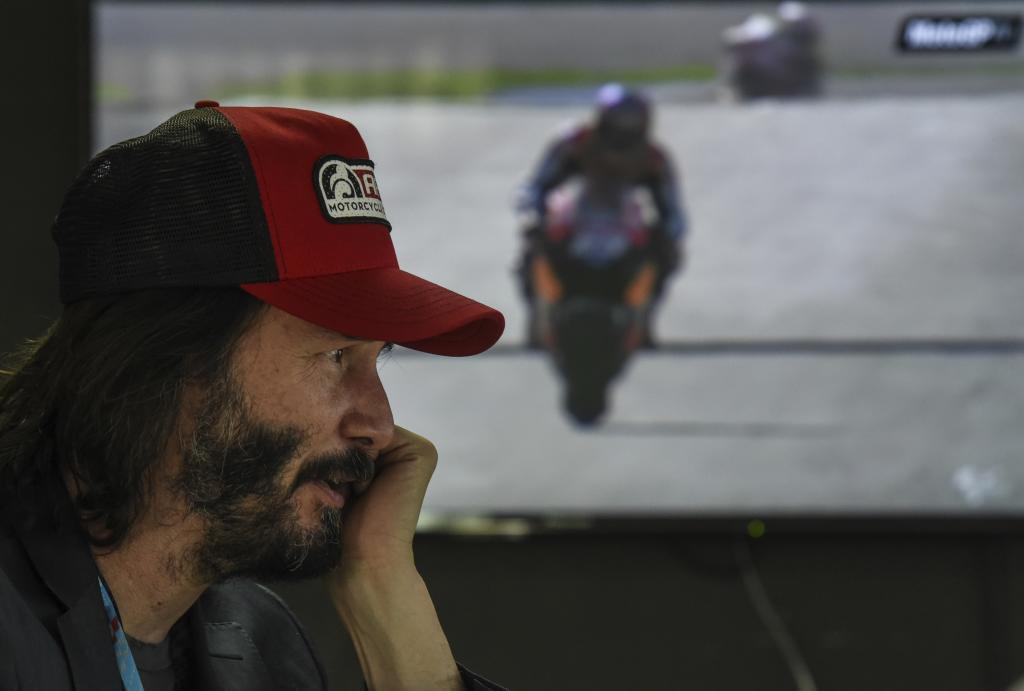 Nikalbatra_KR's tweet photo. "Lo que más me gusta de Márquez es su espíritu de lucha" #KeanuReeves #ValenciaGP #MotoGP #Cheste2017 🏍️🏁🇪🇸 https://t.co/vWJY6pdYrR