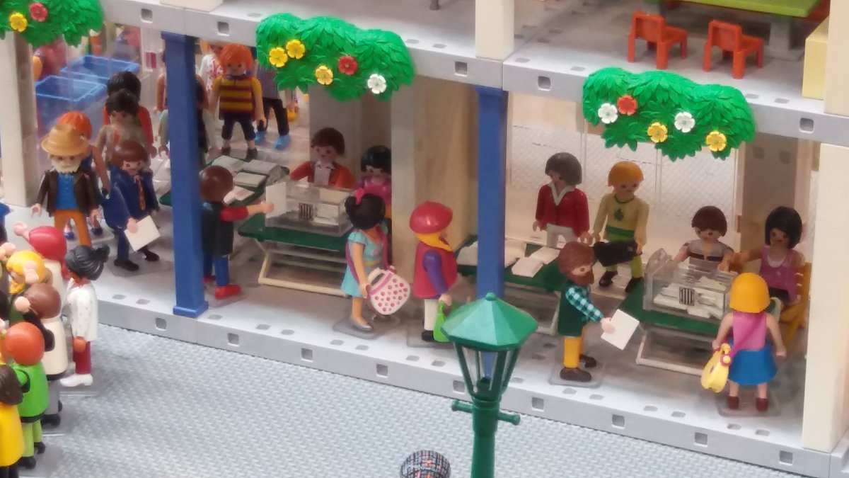 EUCATDE's tweet photo. @KRLS @324cat doncs aquest cap de setmana amb #Playmobil, a #Girona, més pebrots, ciutadans pacífics defensant les urnes l'#1O i el #PresidentCat canviant de vehicle per anar a votar! https://t.co/5tRx266V68