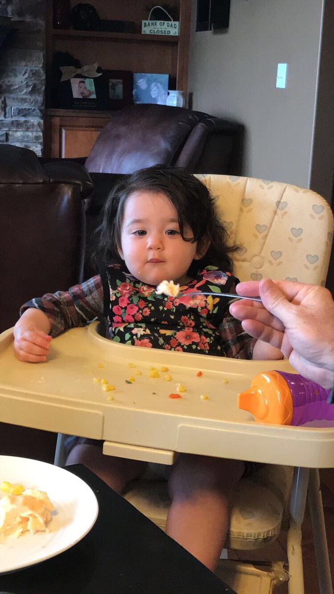 molly_b13's tweet photo. Find you a guy who looks at you the way Jayda looks at her mashed potatoes 😍😍😍 https://t.co/s1Lzlx2gDf