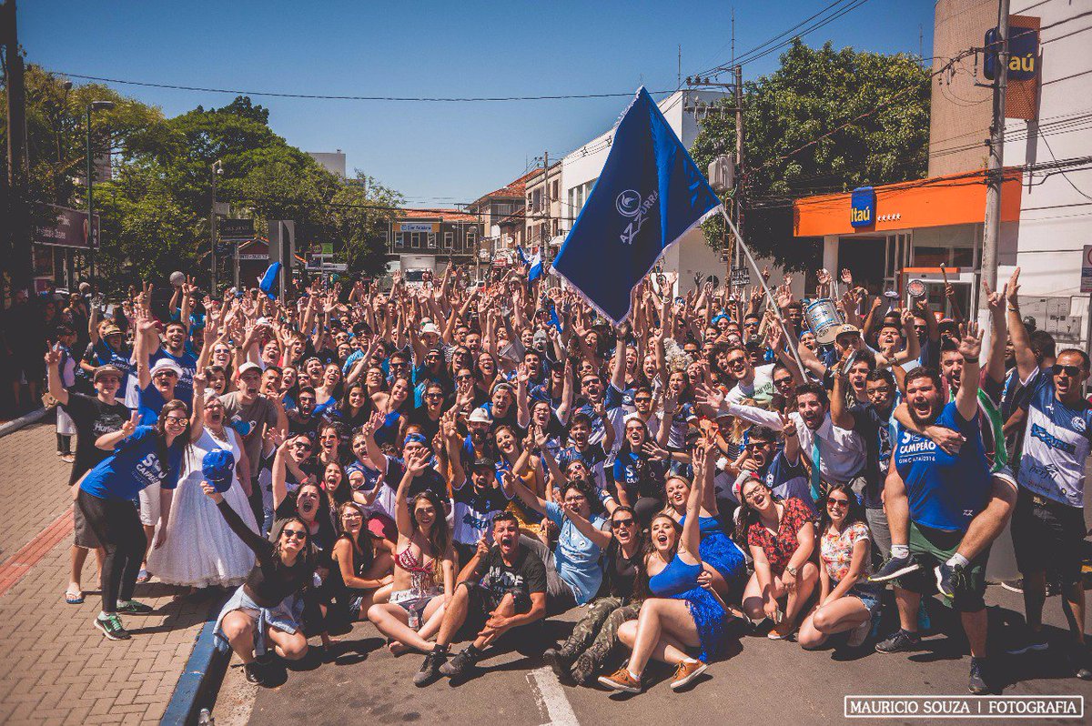 le1_gattino's tweet photo. Se eu não fosse dessa equipe, com certeza eu queria ser!💙 #OAzulQueNosUniu #ZZ2017 #RumoAoBi #DesfileCopeiro https://t.co/u6CnuMsjea