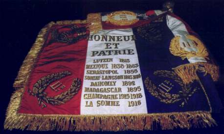 08bazeilles's tweet image. 📌 [Agenda] Samedi 18 novembre 2017 (11h30- Place Infanterie de Marine à #Bazeilles) : Remise de la Croix de la valeur militaire au drapeau du 11e Régiment d'Artillerie de Marine (RAMa) par le Général Schill, Commandant de la 9e BIMa. #11eRAMa. ⚓️🎖️