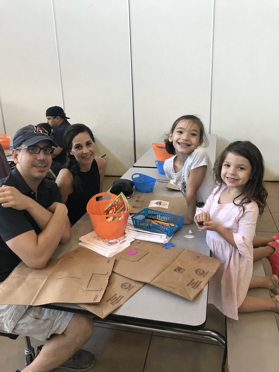 FamiliesGivBack's tweet photo. The second shift for our Thanksgiving meal bag event is underway! We are so grateful for all of our family volunteers! https://t.co/0DMyKWjSy5