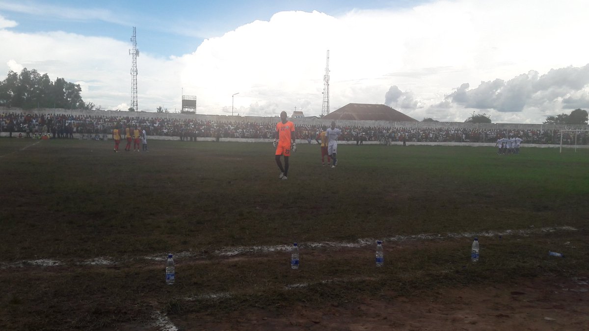 Sanga_Balende's tweet photo. 27' Pour avoir discuté avec l'arbitre après avoir été averti suite à des pertes de temps inutiles, le gardien de DIBUMBA voit le 2e carton jaune syno du rouge. #SMSBVSACD 0-1 https://t.co/BRhhU6WaQq