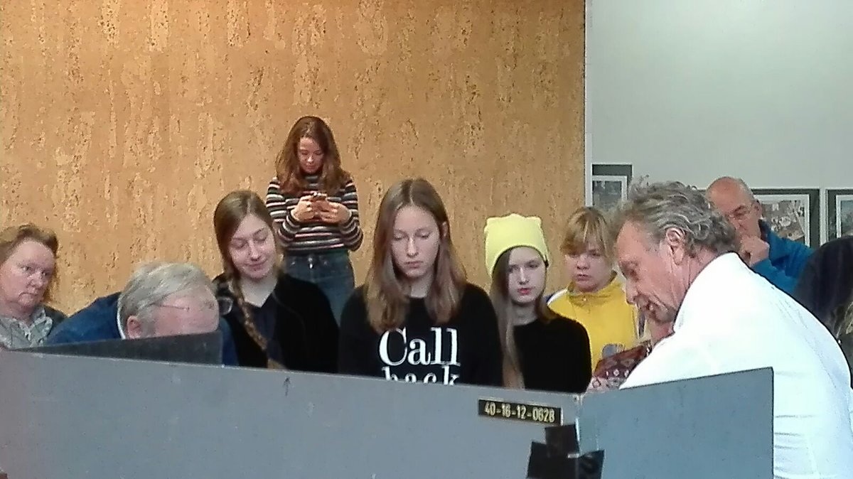 HetGrooteHoofd1's tweet photo. Eerste bijeenkomst met spelers in Tilburg. Met dank aan @zuidelijktoneel voor de ruimte. 'En waar een ster bleef stille staan' is begonnen! Er zijn nog kaartjes voor de voorstellingen in @nwevorst https://t.co/uCMNCpyR4h
