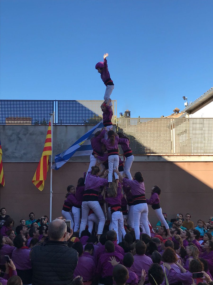 OriolSola's tweet photo. El resum de la temporada podría ser la tripleta, podría ser el 5de8, podría ser 30 castells de 8... Però no, el resum és aquesta foto amb la canalla de @moixiganguers, la més ambiciosa i marcant el camí de la colla. https://t.co/9sxHUY1Iry