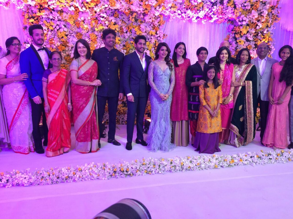 SravaniSayz's tweet photo. #Akkineni Family ❤️
#PicturePefect #ChaySamReception @Samanthaprabhu2 @chay_akkineni @iamnagarjuna #Amala @AkhilAkkineni8 #Family https://t.co/vrPTedmfrS
