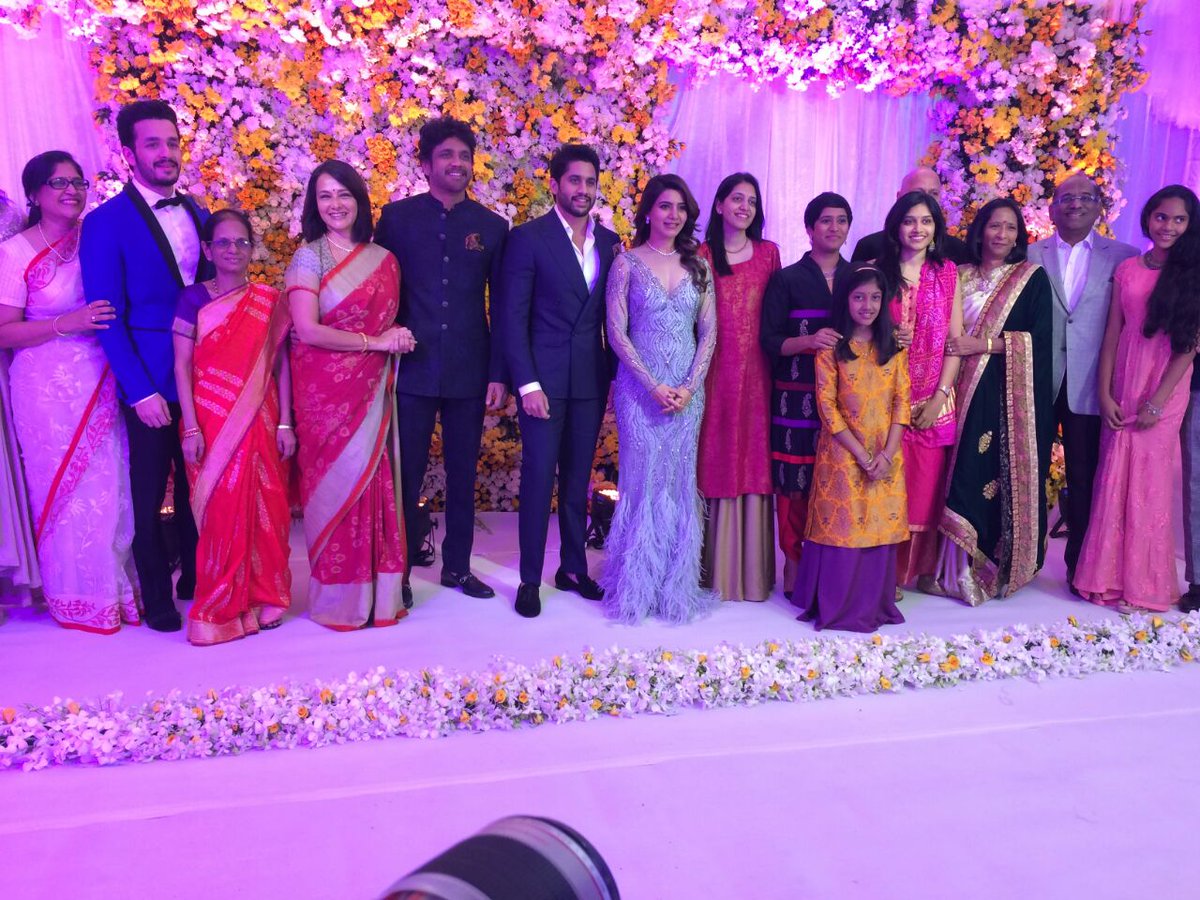 TheKollywood's tweet photo. #Akkineni's❤️

#PicturePefect #ChaySamReception @Samanthaprabhu2 @chay_akkineni @iamnagarjuna #Amala @AkhilAkkineni8 https://t.co/ffuhKS6w8e