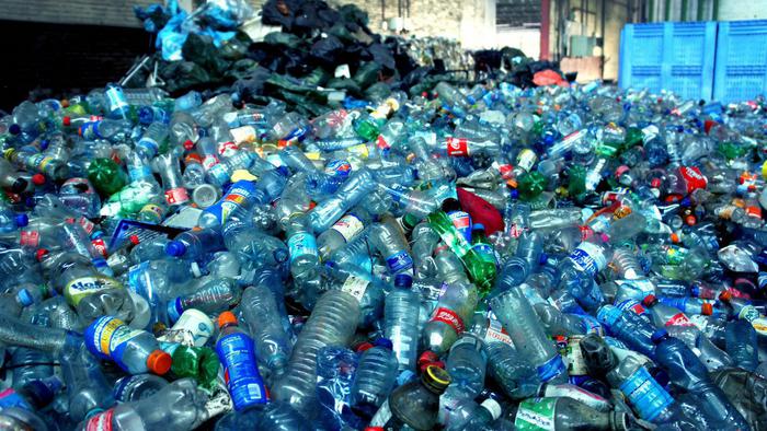 plasticsoupfoun's tweet photo. Wat doe je met 93135 plastic flessen die je uit de grachten vist? Behalve het maken van sloepen om nog meer #plastic uit de grachten te halen, heeft @ThePlasticWhale nu nog een idee: Meubels maken. https://t.co/kGyzYVm20n https://t.co/rfdBMf9fkz