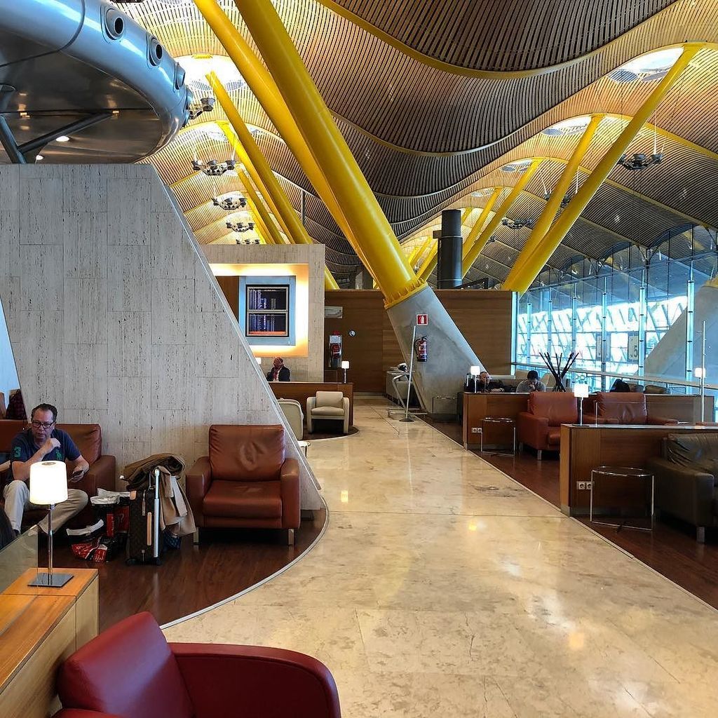 InflightJames's tweet photo. I guess the rumours of this place closing are just that.
#iberia #lounge #madrid #oneworld #emerald #frequentflye… https://t.co/FOfs9BH4vi https://t.co/DjXx5pbN8I