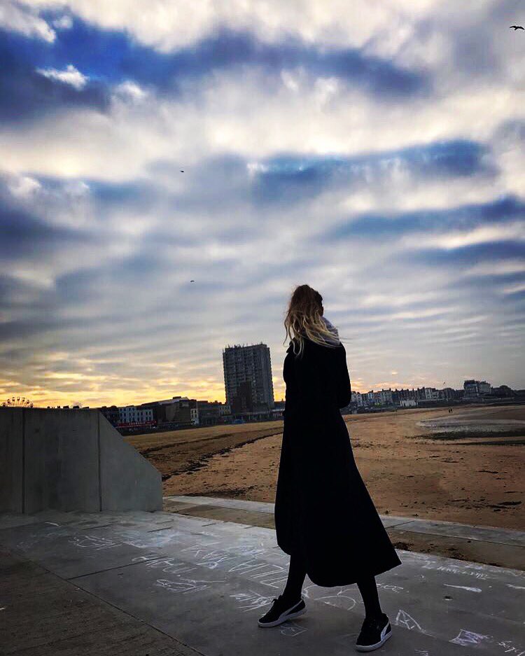 CarenFreeman's tweet photo. Looking back but moving forward💫⛅️ Those meaningful quotes on a random picture, tbh I just liked the sky 🙄😂 #ThoseOnes #PrettySky https://t.co/LnsBwrz69h