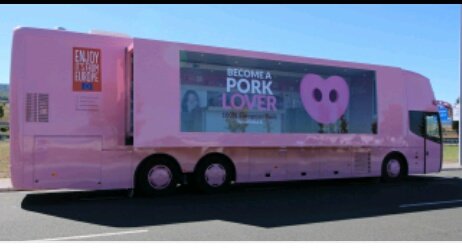 Tenemos ya al autobús del odio en Madrid. Pásate por la Vaguada, de negro, a saludar. #PorkLoversTour #EspecismoMata