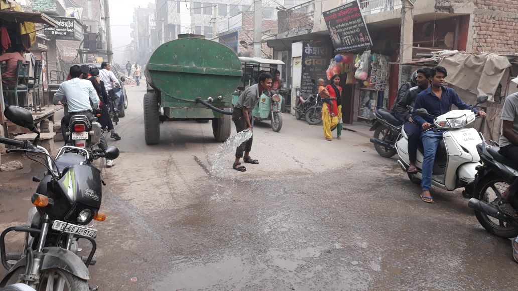 dm_ghaziabad's tweet photo. Water sprinkling at different places in whole ghaziabad for controling dust pollution. https://t.co/JPFQsdTMlx