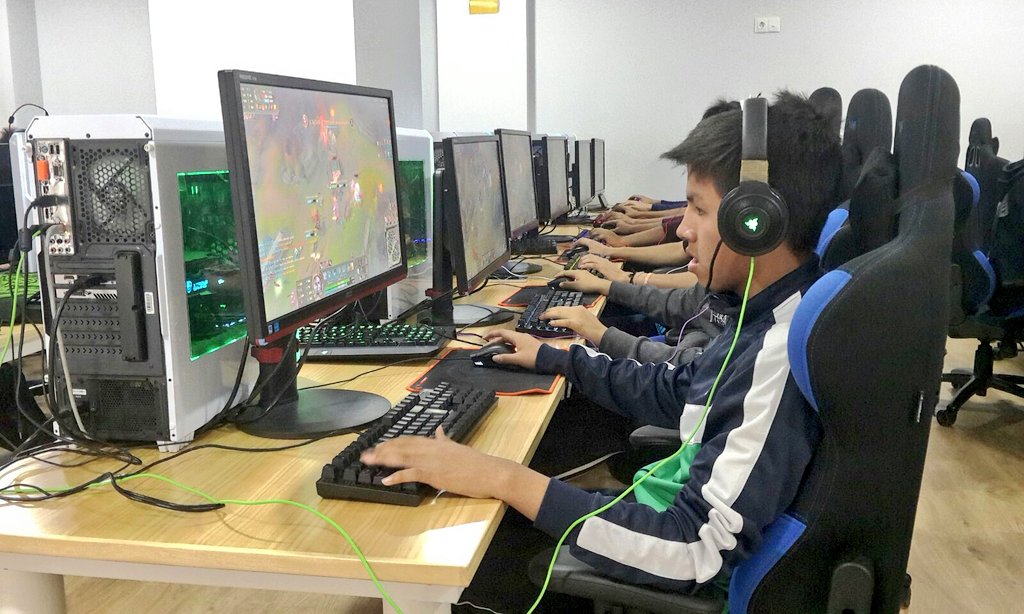 Elite_Granada's tweet photo. ¡Hoy hemos pasado una buena mañana con el torneo de #LoL! 😁 https://t.co/u3o5qUoDZB