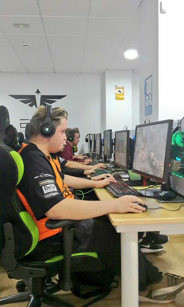 Elite_Granada's tweet photo. ¡Hoy hemos pasado una buena mañana con el torneo de #LoL! 😁 https://t.co/u3o5qUoDZB