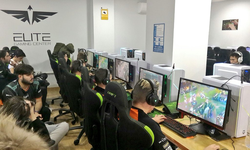 Elite_Granada's tweet photo. ¡Hoy hemos pasado una buena mañana con el torneo de #LoL! 😁 https://t.co/u3o5qUoDZB