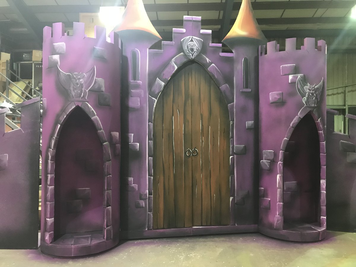 UKP_Ltd's tweet photo. Giants ready to move in @MansfieldPalace Jack and The Beanstalk https://t.co/jQsXbkx3PZ
