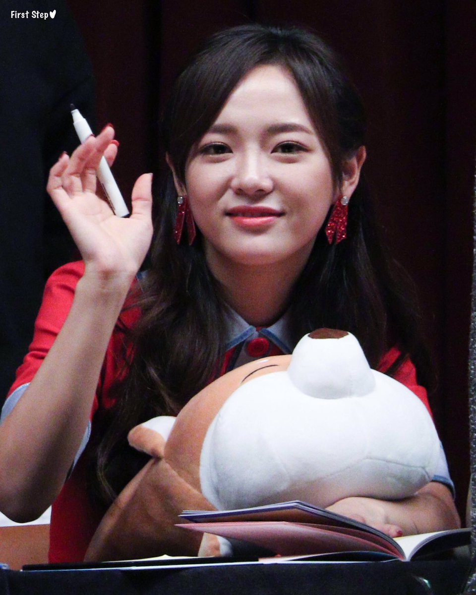 _sejeongdays's tweet photo. [FANTAKEN] 171112 - Yeongdeungpo Fansign

(cr.FirstStep0504) #Sejeong #gugudan #Chococo #세정 #김세정 #구구단 #초코코 https://t.co/IDKDBHzAHb