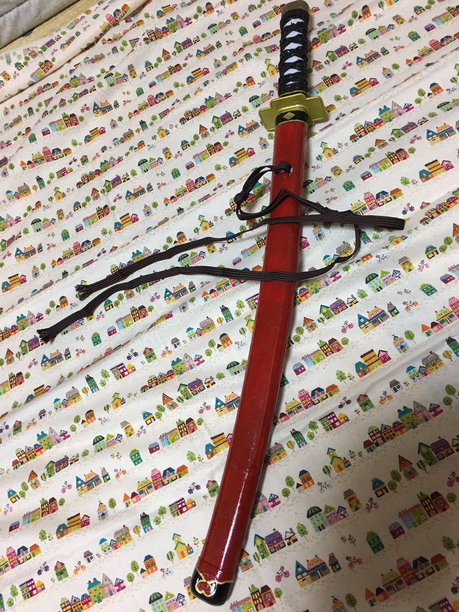 みしお En Twitter 100円ショップで買ってきた日本刀にがんばって塗装して堀川国広のつもり 完成 ちょっと鞘の先端のデザイン違いますけど 下げ緒の結び方を次は勉強するぞー これはなかなか楽しい工作です 堀川国広 ダイソー