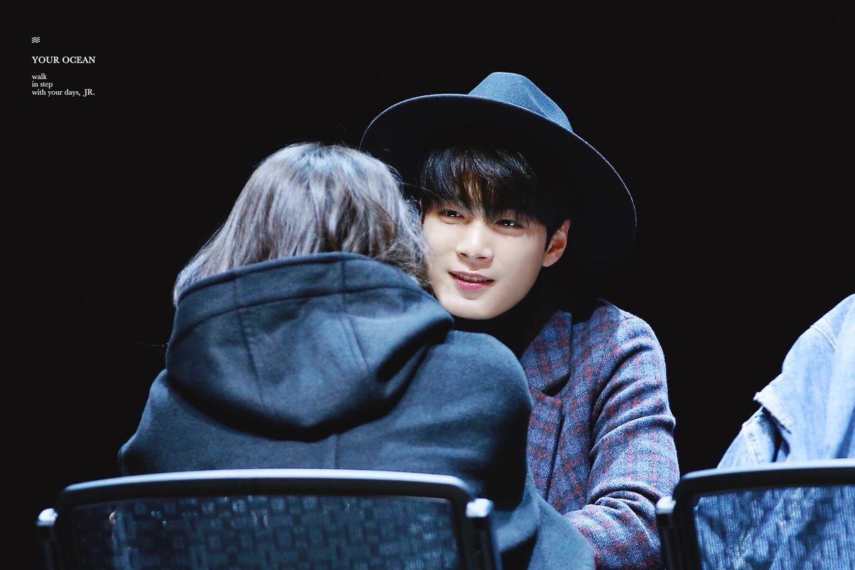yourocean_JR's tweet photo. 와...... 진짜... 페도라가 오션 심장 패도라 #김종현 #JR

📎 https://t.co/XM5PQ2BJa5 https://t.co/H63M7dlCh6
