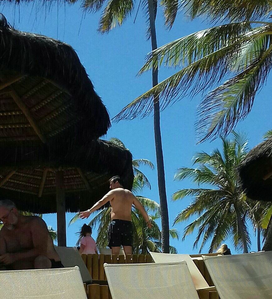 atlanticsurff's tweet photo. Desde el Hotel 5 Estrellas Grand Palladium Imbassai en Bahìa, Mariano Recalde te dice que Macri es hambre y ajuste . ✌️ https://t.co/ve5DVzYEiu