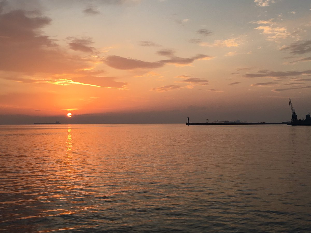 sara_hilton's tweet photo. Thessaloniki sunset is giving us a nice send-off for our last day of #IMAGreece. Thanks @CulturalSkills for everything. https://t.co/PMdHpFuYxJ