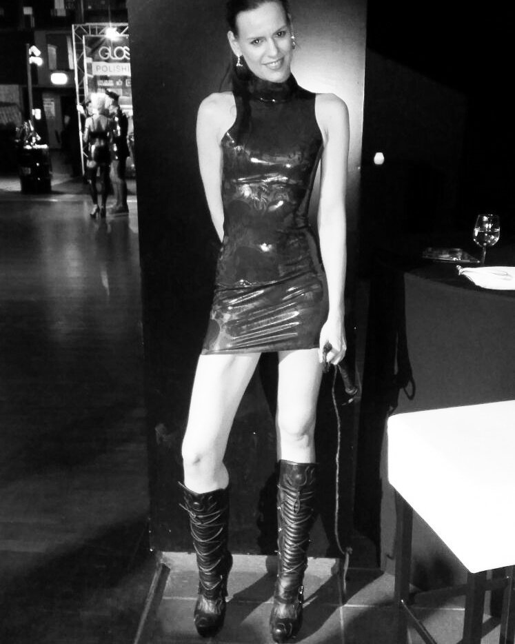 SofieQueenbee's tweet photo. @dominatrixparty #latexfetish #latexlover #newrocks #newrockboots #newrock #highheels #longlegs #girlinlatex #dominatrix #kinkychick #kinkyminded #kinkyparty #fetisj #fetisjparty #party #partyoutfit #blackandwhite #a9studios #uitgeest #partypeeps #partypeoples https://t.co/TMvs8N0Edd