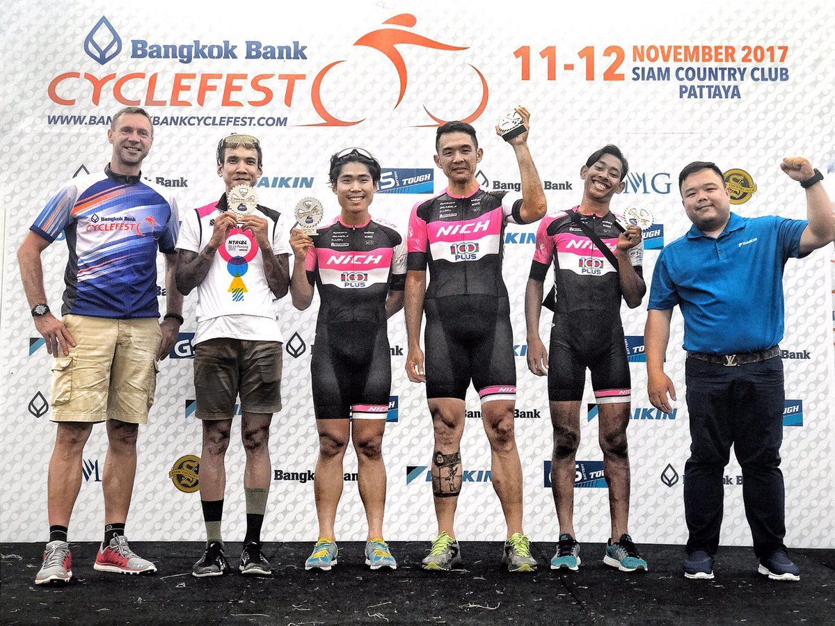 zummysripao's tweet photo. 3rd TeamTimeTrial Bangkok Bank Cyclefest 
ไม่ได้ซ้อมด้วยกัน วางแผนก่อนแข่งเล็กน้อย 
ผมว่าทีมเราโชคดีเพราะพวกเราเข้าใจซึ่งกันและกัน
คนเร็วกว่ารอคนช้า คนช้าพยายามช่วยคนที่เร็วกว่า “teamwork”
📷@uglypink [team manager] @Nichcycling 🚴🏿🚴🏿🚴🏿🚴🏿🚴🏿👩🏿‍🍳 https://t.co/LRQRkobOHl