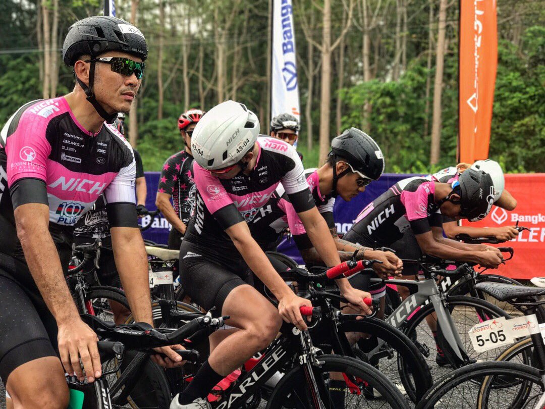 zummysripao's tweet photo. 3rd TeamTimeTrial Bangkok Bank Cyclefest 
ไม่ได้ซ้อมด้วยกัน วางแผนก่อนแข่งเล็กน้อย 
ผมว่าทีมเราโชคดีเพราะพวกเราเข้าใจซึ่งกันและกัน
คนเร็วกว่ารอคนช้า คนช้าพยายามช่วยคนที่เร็วกว่า “teamwork”
📷@uglypink [team manager] @Nichcycling 🚴🏿🚴🏿🚴🏿🚴🏿🚴🏿👩🏿‍🍳 https://t.co/LRQRkobOHl