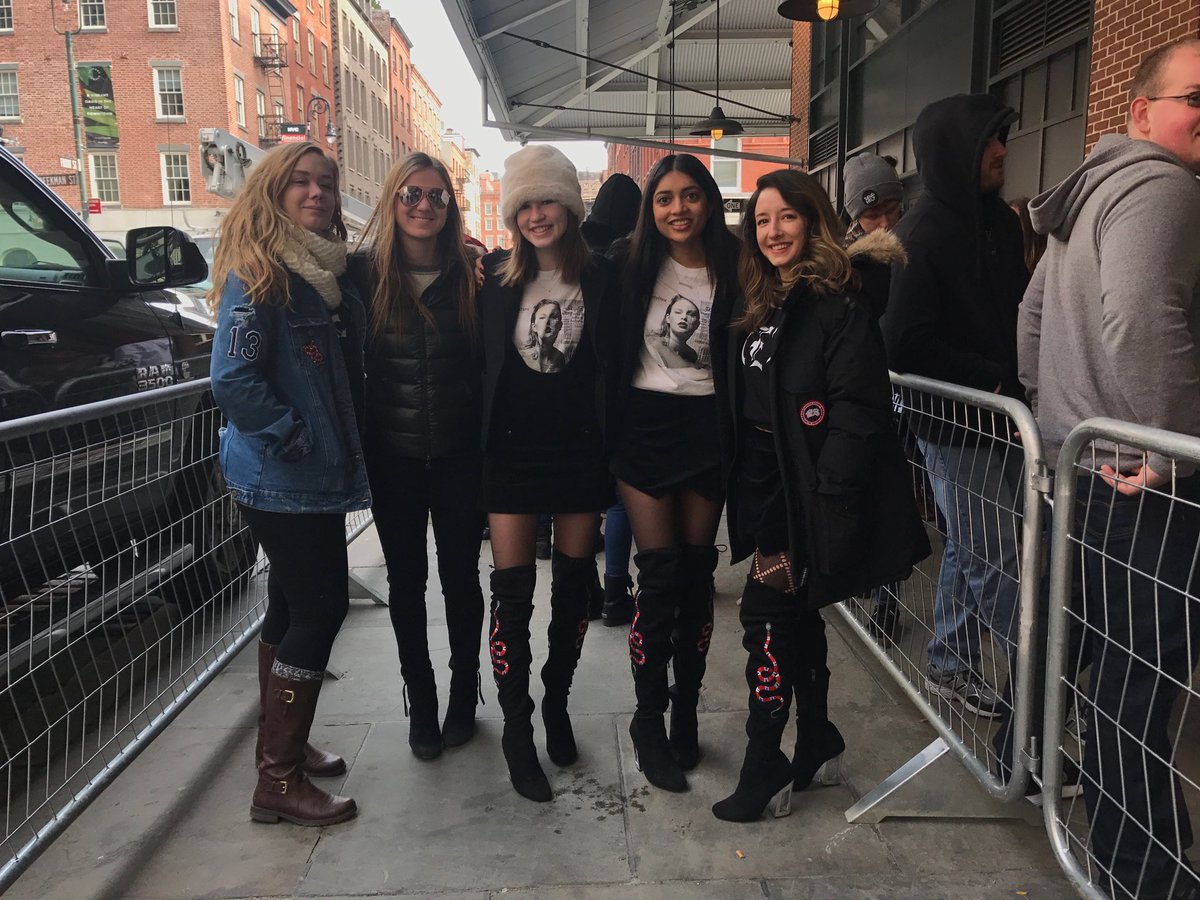 indierecord's tweet photo. WE'RE HERE!!!! @taylornation13 @taylorswift13 https://t.co/LndrEKpdJi