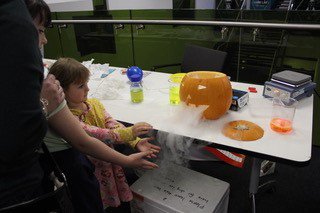 UoSalSOC's tweet photo. Science outreach at it's best #msf17 #SalfordChemSci https://t.co/UYMZo2rMkZ