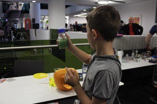 UoSalSOC's tweet photo. Science outreach at it's best #msf17 #SalfordChemSci https://t.co/UYMZo2rMkZ