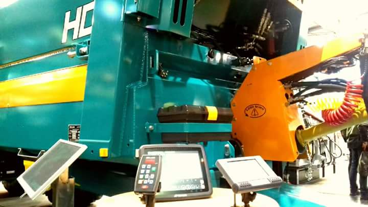 RemorqueROLLAND's tweet image. Discover connected spreader on #Rolland stand at #AGRITECHNICA Hall4 and come into High Definition Spreading  ! #Rollcontrol #Isobus #Rollmax #DynamicWeighing