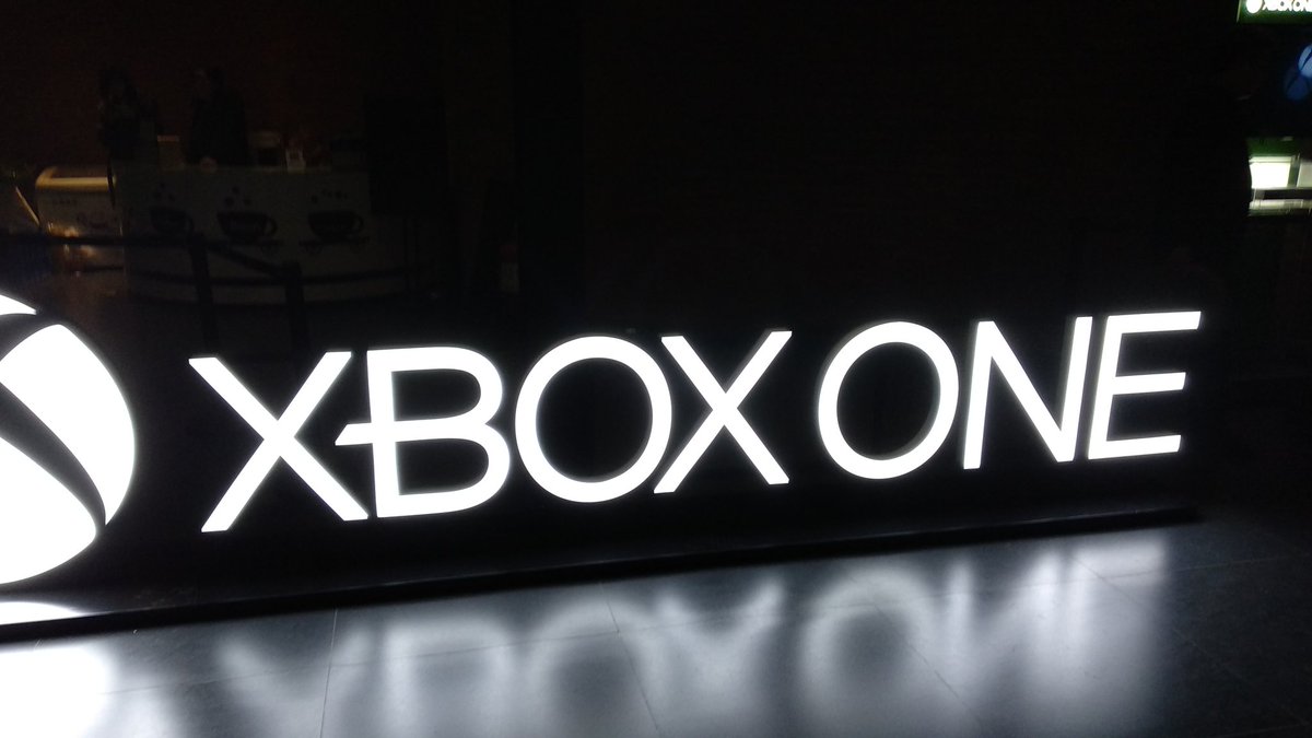 KongXF's tweet photo. One night in Beijing 😎 @Xbox #XboxFanFest2017 https://t.co/0iOS7WqUmh