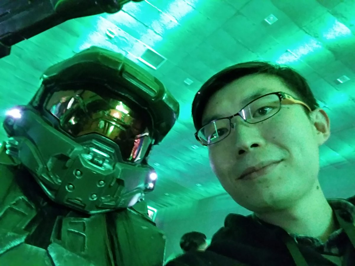 KongXF's tweet photo. One night in Beijing 😎 @Xbox #XboxFanFest2017 https://t.co/0iOS7WqUmh