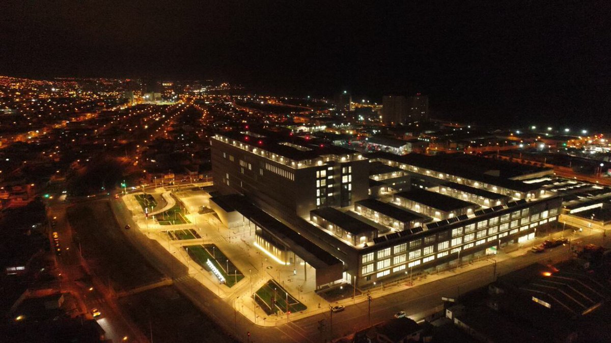 ServSaludAfta's tweet photo. La belleza de esta imagen nocturna del nuevo Hospital Regional Dr. Leonardo Guzmán de Antofagasta, es un signo que contiene el fruto del esfuerzo de comunidad y Estado en pos de alcanzar un nivel de salud y bienestar superiores. La fotografía es gentileza de Ossesfilms. https://t.co/49iDoCGbFp