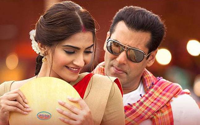 SonamKapoorCafe's tweet photo. Happy 2 Years of our Beloved " Prem Ratan Dhan Payo " The movie released about 2 Years ago and won everyone's hearts! Thank You @BeingSalmanKhan @sonamakapoor and Whole Rajshri Team for giving us this soulful movie. 2 YEARS OF PREMLICIOUS PRDP https://t.co/4FgqAzAWIc