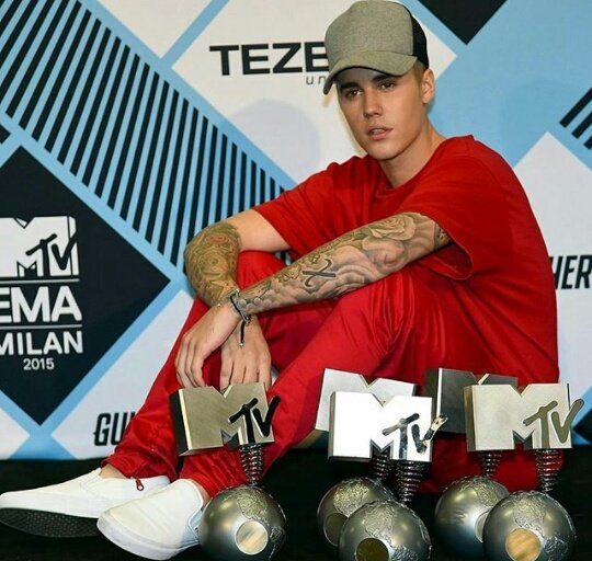 HumorPurposer's tweet image. Ja olhou pra alguém e pensou:
O QUE PASSA NA CABEÇA DELA? 
#EMABIggestFansJustinBieber